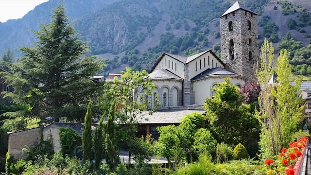 Iglesia de San Esteban en Andorra la Vieja - Imagen del Principado de Andorra