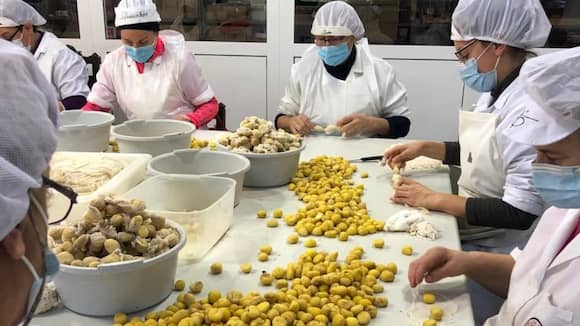 Preparando conservas de castañas en Prada a Tope - Imagen de la bodega