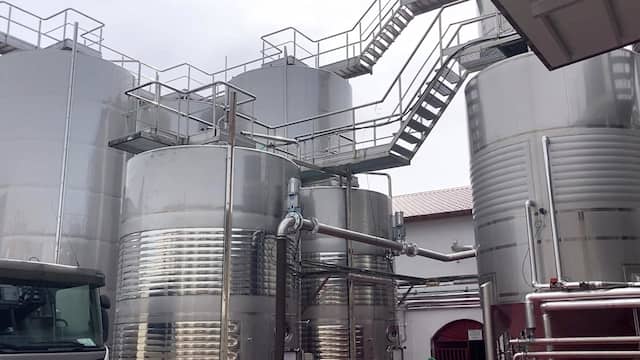 Instalaciones modernas para elaborar vinos de calidad en Vinos Jeromín - Destino y Sabor