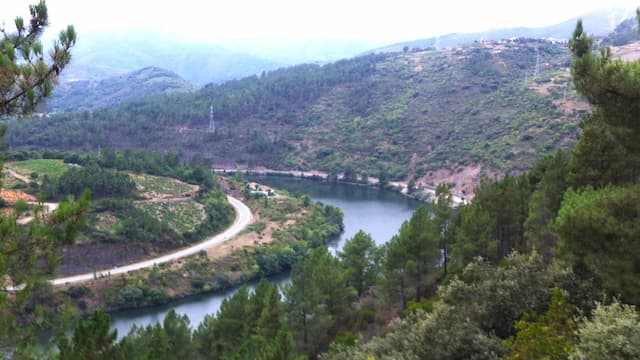 Río Sil discurriendo por la comarca de Valdeorras - Destino y Sabor