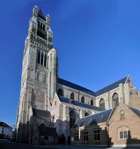 Torre campanario gótica de la Catedral de San Salvador de Brujas - Imagen CC Wikipedia de