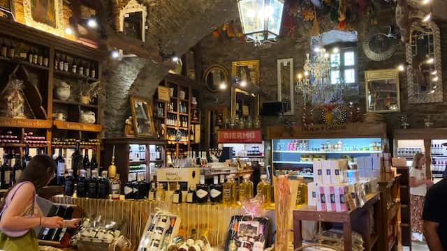 Tienda con productos gastronómicos de Prada a Tope - Destino y Sabor