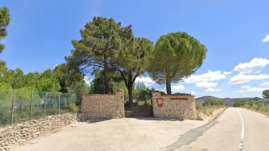 Acceso a la Bodega Pago Calzadilla - Destino y Sabor