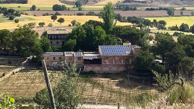Bodega Pago Calzadilla desde la loma de enfrente - Destino y Sabor