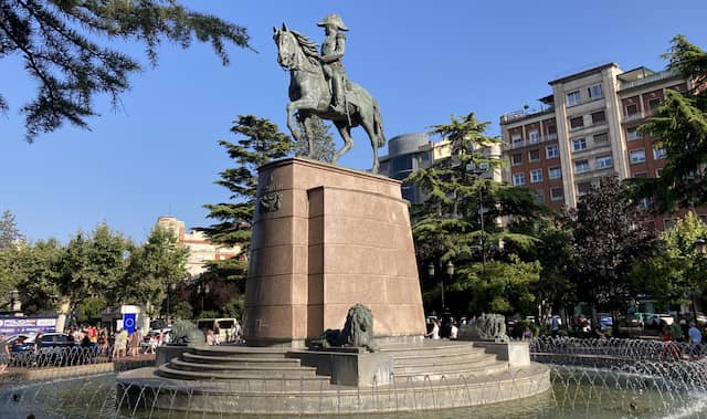 Escultura de Espartero en la Plaza del Espolón - Destino y Sabor