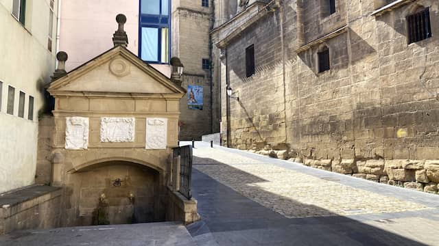 Fuente de los peregrinos junto a la Iglesia de Santiago - Destino y Sabor