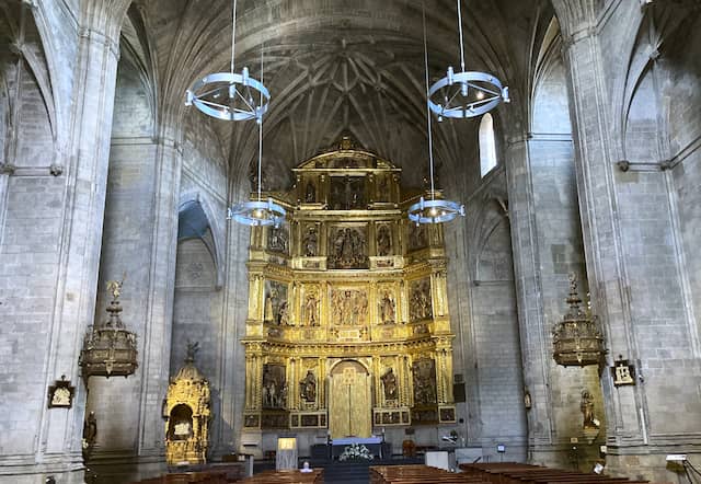 Interior de la Iglesia de Santiago de Logroño - Destino y Sabor