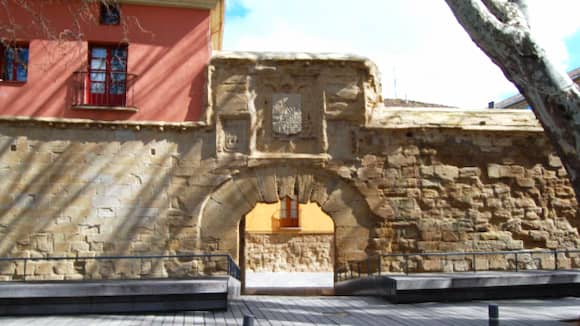 Puerta del Camino de Santiago con el escudo de la ciudad - Imagen de Turismo Logroño