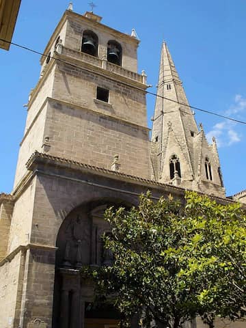Torre y aguja de la iglesia de Santa María del Palacio - Imagen CC Wikipedia