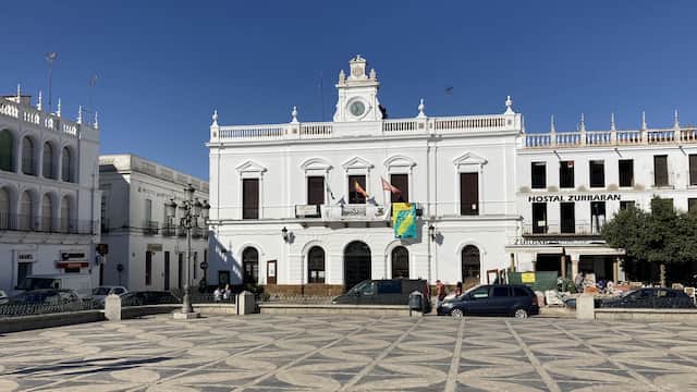 Ayuntamiento de Llerena en la Plaza de España - Destino y Sabor