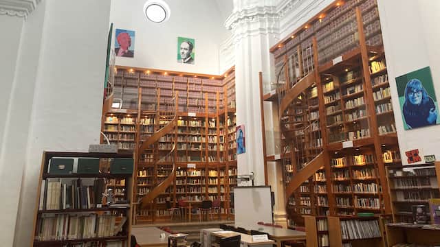 Interior de la Biblioteca Municipal Arturo Gazul de Llerena - Destino y Sabor