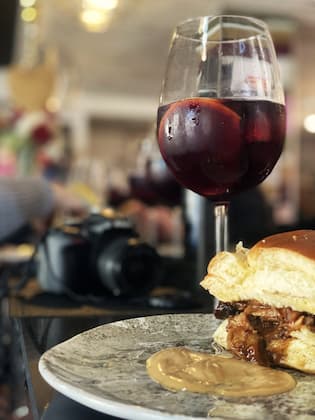 Brioche de costilla con emulsión de bacón maridado con copa de vermut burgalés - Destino y Sabor