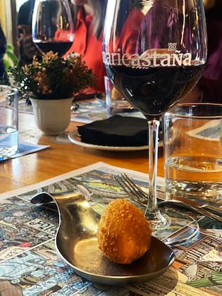 Croqueta con toques asiáticos de curry y leche de coco en el Restaurante En tiempos de Maricastaña - Destino y Sabor