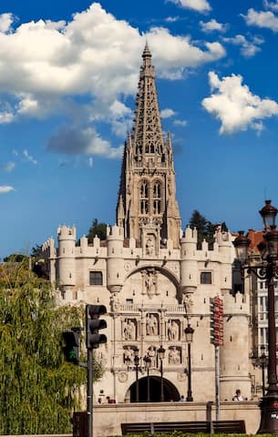Vista de la Catedral de Burgos y Arco de Santa María desde el Puente de Santa María - Destino y Sabor