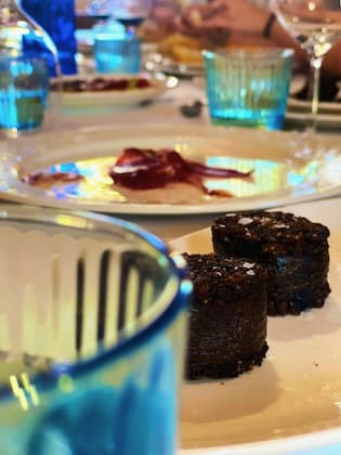 Primer plano de tapas de Morcilla de Burgos y Cecina en Asador San Lorenzo - Destino y Sabor