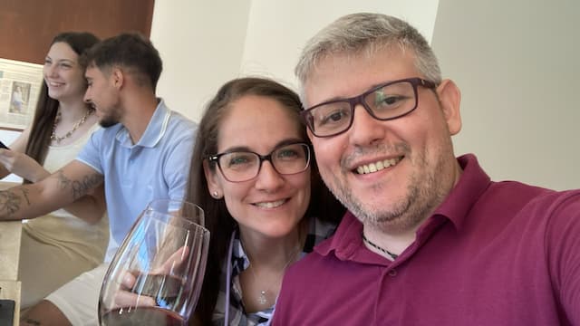 Disfrutando de la experiencia de enoturismo en Bodega María de la Recueja - Destino y Sabor