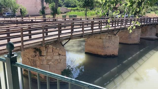 Junto a este puente puedes aparcar, y justo ahí están las instalaciones de la bodega - Destino y Sabor