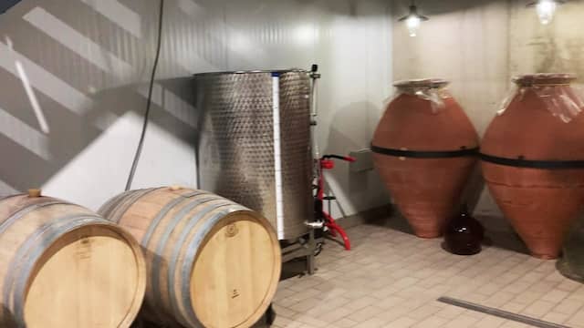 Uso de diferentes depósitos para dar distintas crianzas en esta bodega - Destino y Sabor