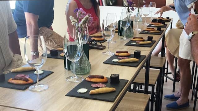 Vamos a empezar la cata degustación de vinos y tapas - Destino y Sabor