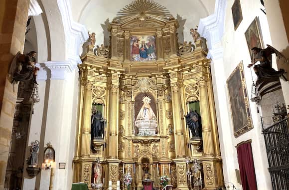Altar mayor de la Colegia de Santa María de la Granada - Destino y Sabor