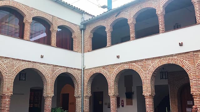 Arcos del patio mudéjar de la Universidad Popular - Destino y Sabor