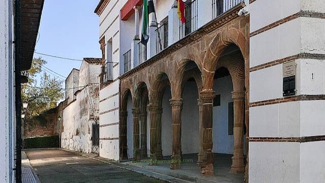 Arquería del Palacio de los Zapata, donde estuvo el tribunal de la Inquisición - Destino y Sabor
