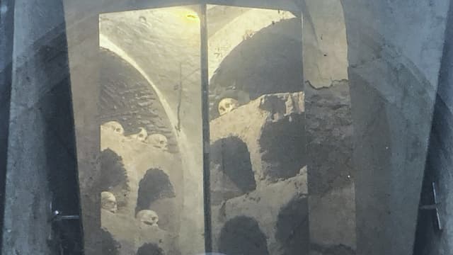 Cripta de la iglesia de los Mercedarios, que actualmente acoge a la biblioteca municipal - Destino y Sabor