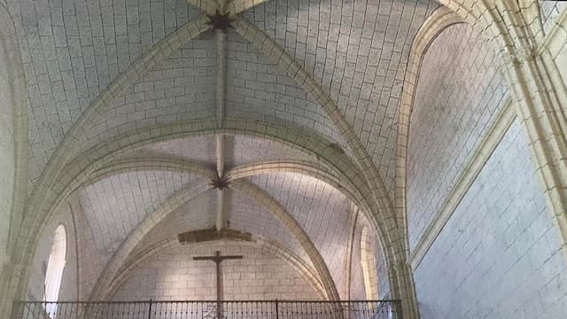 Crucería de la nave de la Iglesia de Santiago con el típico Cordón burgalés - Destino y Sabor