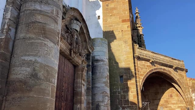 Entrada posterior de la Iglesia de Nuestra Señora de la Granada de Llerena - Destino y Sabor