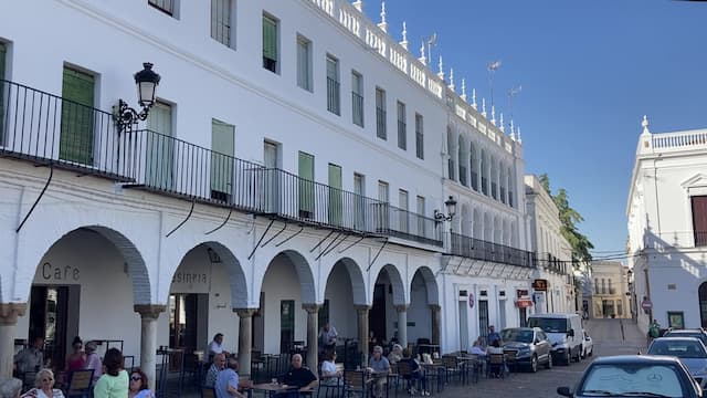Fachadas con arquerías en la Plaza de España de Llerena - Destino y Sabor