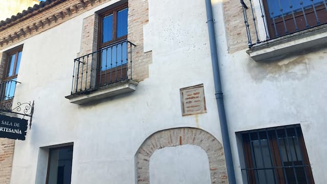 Parte de la fachada del Palacio de los Zapatas correspondiente al aula provincial de artesanía - Destino y Sabor
