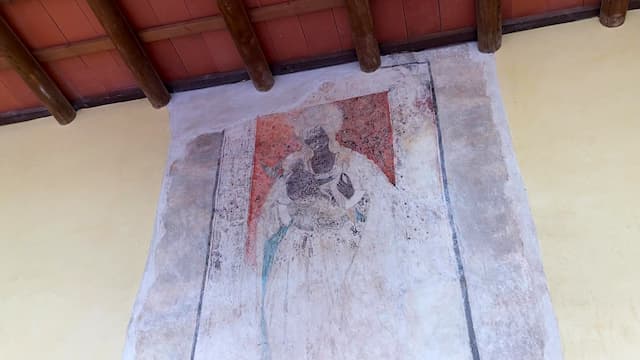 Pinturas al fresco en el patio del Museo de historia de Llerena - Destino y Sabor