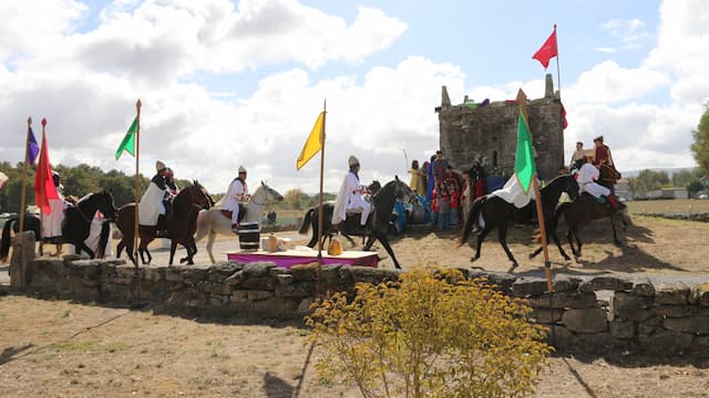Cristianos a caballo cerca de la Torre de A Saínza durante la Romería de A Saínza - Imagen de la organización